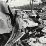 Wagen und Hausrat von Flüchtlingen am Rand der Straße nach Nemmersdorf