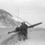 05- Bundesarchiv_Bild_101I-567-1503B-03,_Gran_Sasso,_Fallschirmjäger_vor_Lastensegler