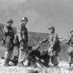 07- Bundesarchiv_Bild_101I-567-1503B-10,_Gran_Sasso,_Fallschirmjäger_mit_Geschütz