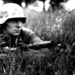 Frankreich, Soldat mit Gewehr in Stellung