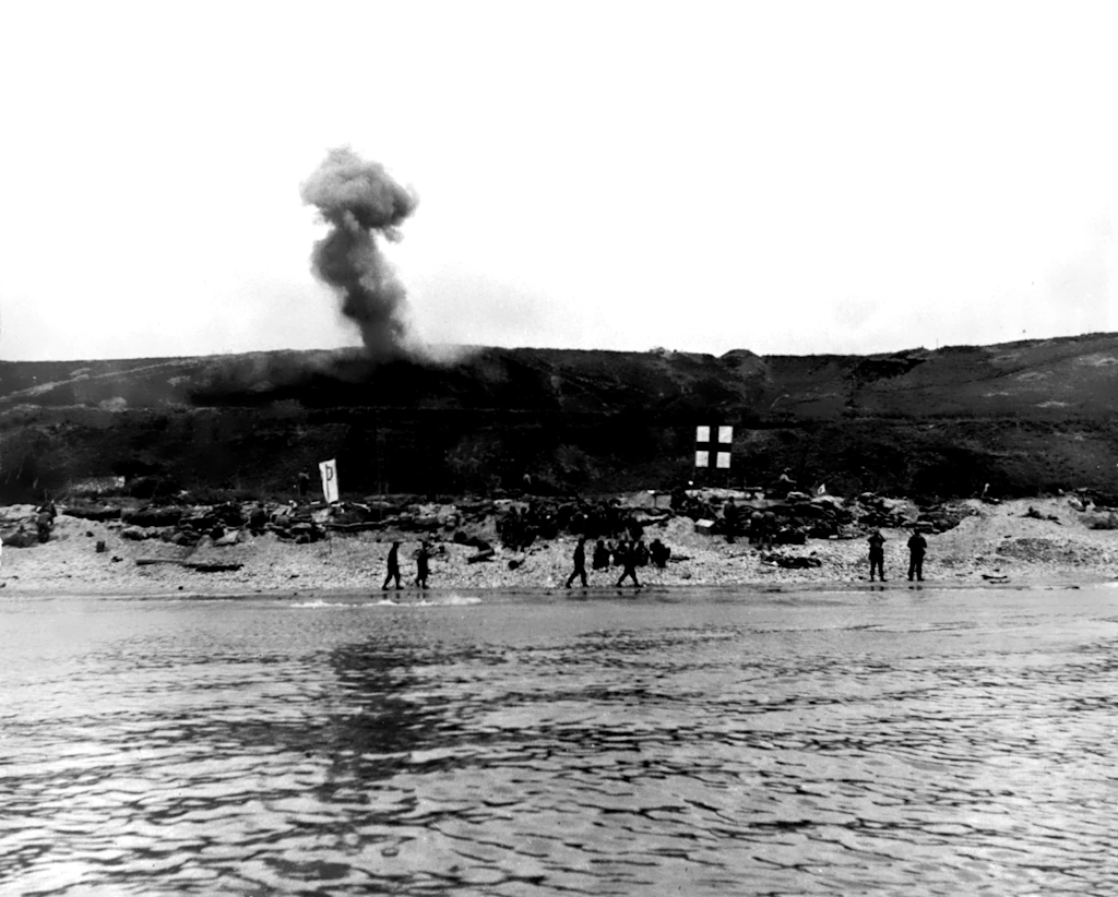 Omaha Beach 06-06-1944 (Robert Capa)