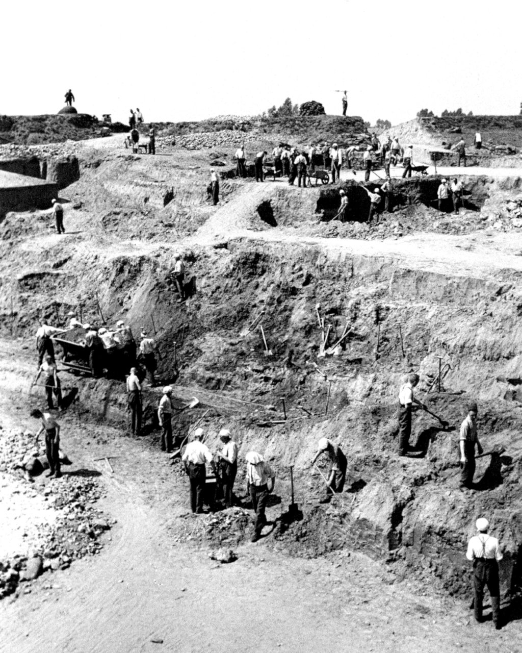 Breendonk - Prisoners working on the Hill Breendonk - Prisoners working on the Hill
