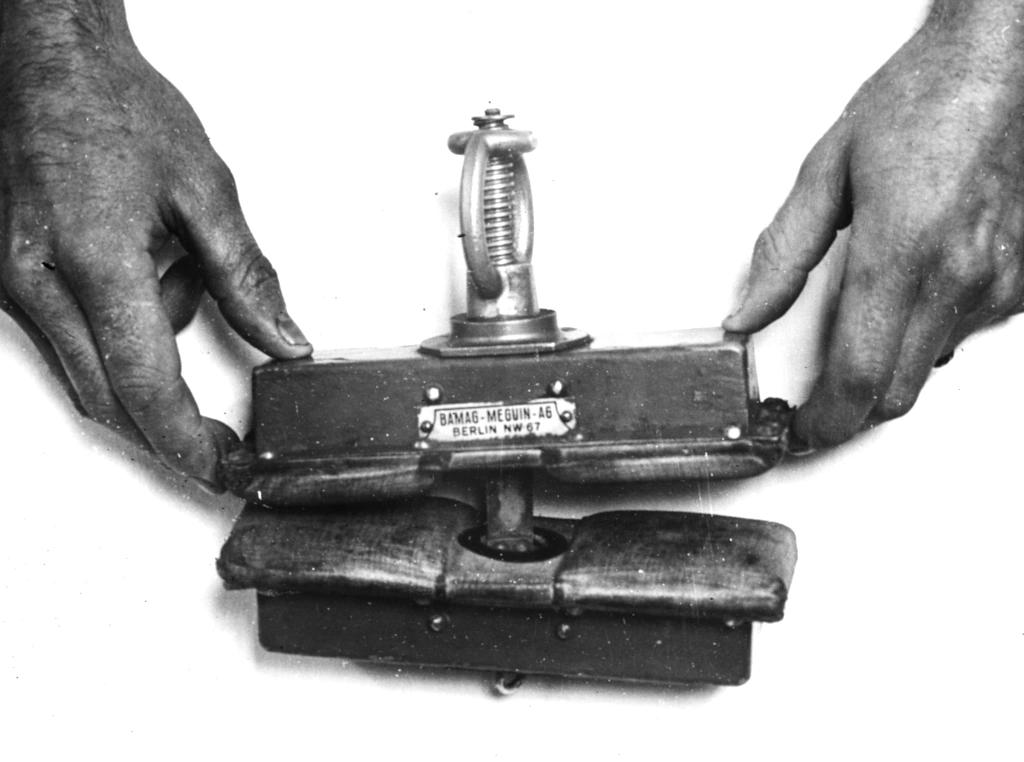 Finger crushing machine used in Breendonk during Interrogation