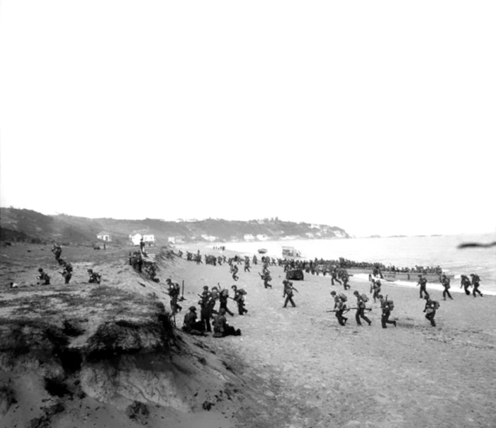 American troops of the 34th Infantry Division landing on the beaches at Surcouf, twenty miles east of Algiers, 9 November 1942