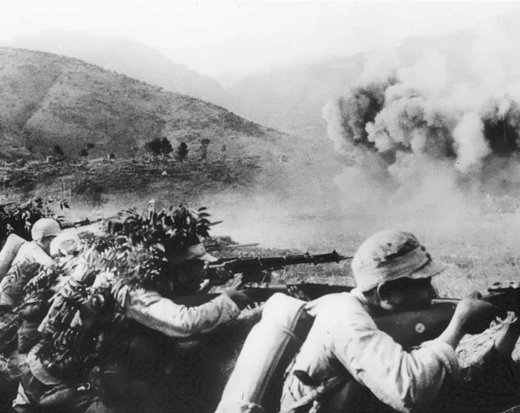 Camouflaged and poorly equipped Chinese soldiers repel a charge of 50.000 Japanese along the Salween River near Burma Camouflaged and poorly equipped Chinese soldiers repel a charge of 50.000 Japanese along the Salween River near Burma