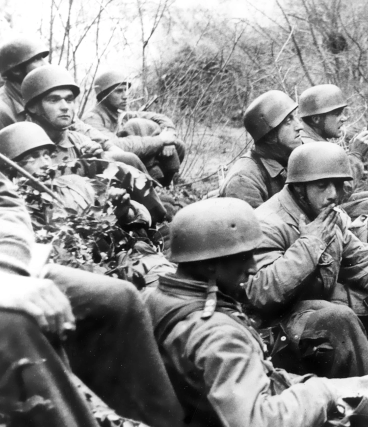German troops of the 4th Fallschirmjäger Division during the Battle of Italy