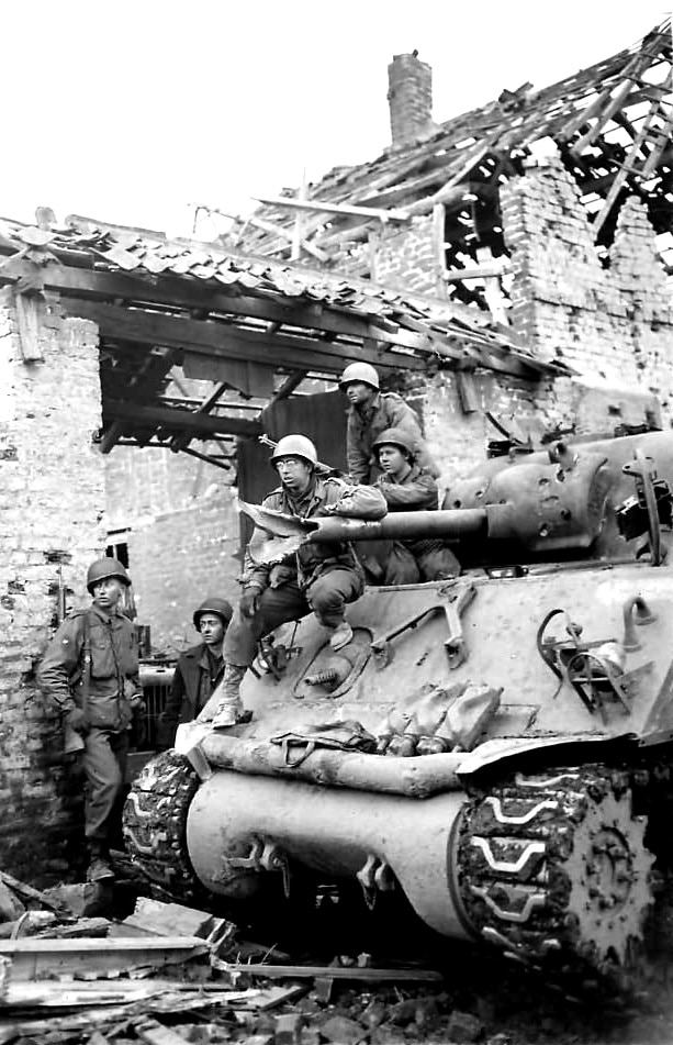 1st_Army_Tank_s_gun_wrecked_by_Nazi_shell_in_Lucherberg_1944