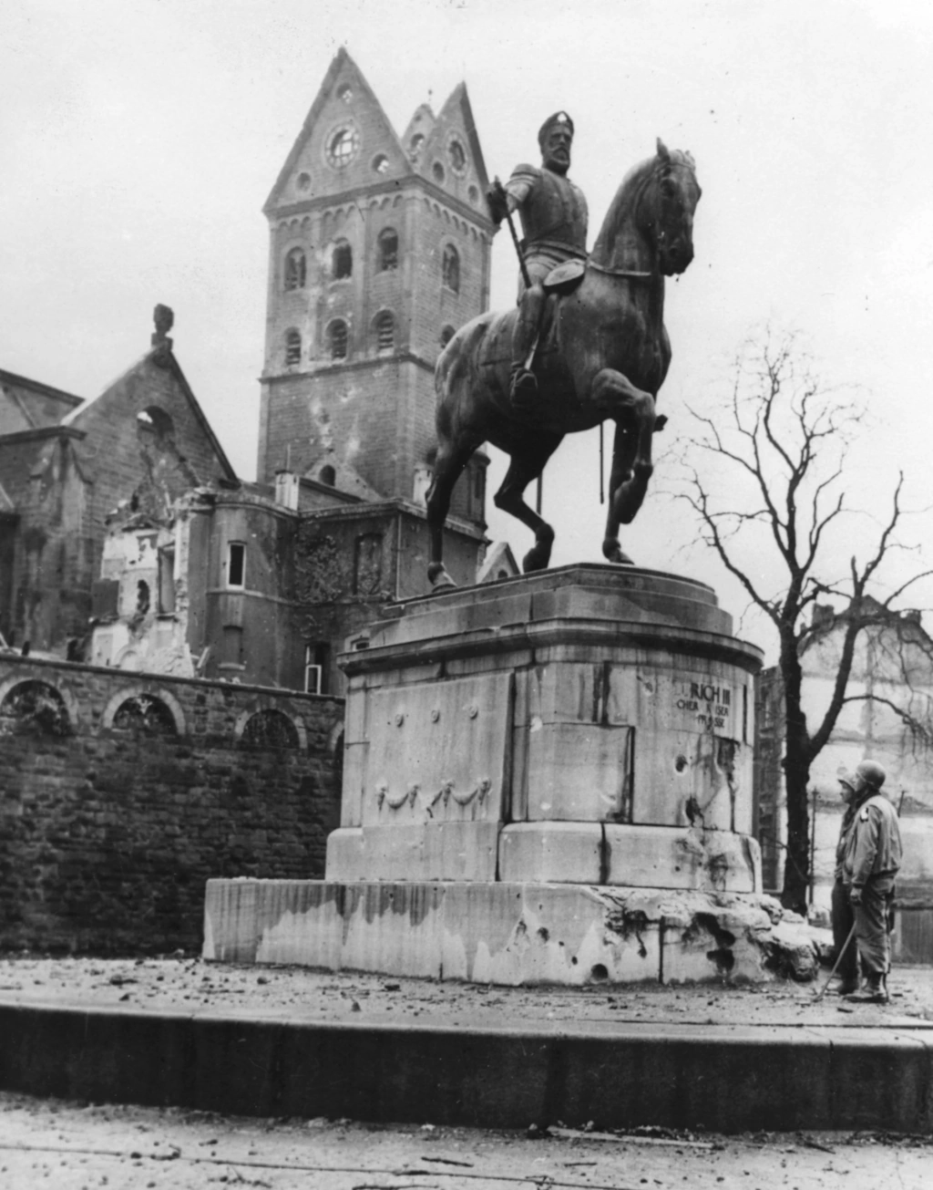 American Soldiers at the Kaiser Friedrich III statue on the Kaiserplatz. The angle is not perfect but I think the statue maybe changed position American Soldiers at the Kaiser Friedrich III statue on the Kaiserplatz. The angle is not perfect but I think the statue maybe changed position