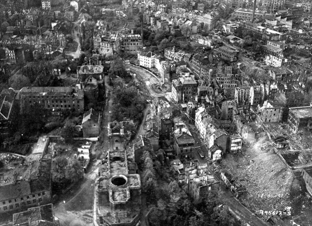 Like many cities and towns in Germany and all across Europe during World War II, Aachen was reduced to smoking ruins by the time the German garrison surrendered on 21 October Like many cities and towns in Germany and all across Europe during World War II, Aachen was reduced to smoking ruins by the time the German garrison surrendered on 21 October