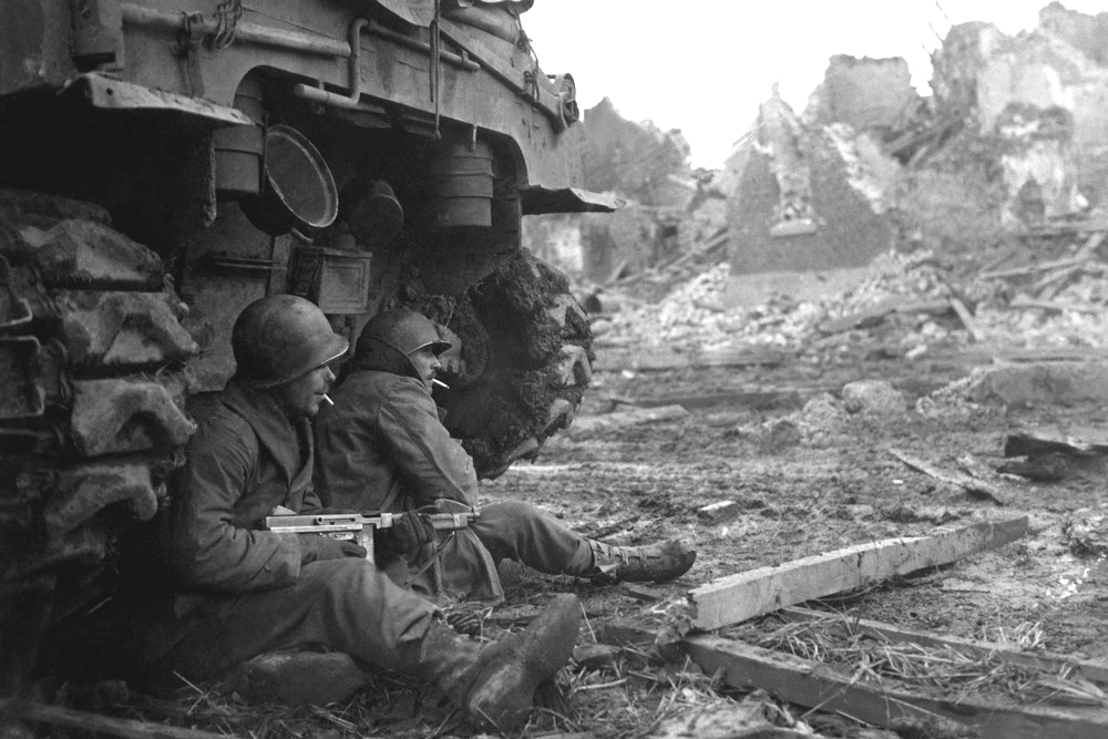 alamy_ww-ii-historical-germany-two-american-gi-protection-m4-sherman-tank Area Center - alamy_ww-ii-historical-germany-two-american-gi-protection-m4-sherman-tank