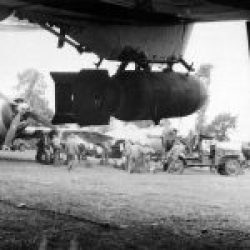 Bomb_Hangs_from_USAAF_P-47_Thunderbolt_in_Normandy_France_1944