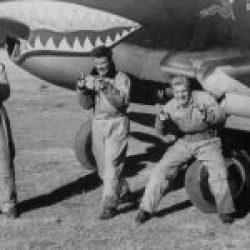 CBI-021-EUCMH.BE-Flying_Tiger_AVG_pilots_and_P-40B_Tomahawk_shark_mouth_nose_art (1)