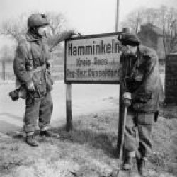 Hammin-British_airborne_troops_study_a_sign_outside_Hamminke