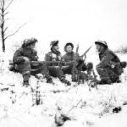 Infantry_of_53rd_(Welsh)_Division_in_the_snow_near_Hotton,_Belgium,_4_January_1945._B13395