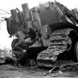 Private W.G. Lourie examining a German Jagdpanther 8.8cm.