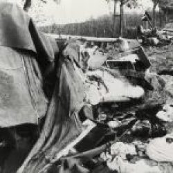 Wagen und Hausrat von Flüchtlingen am Rand der Straße nach Nemmersdorf